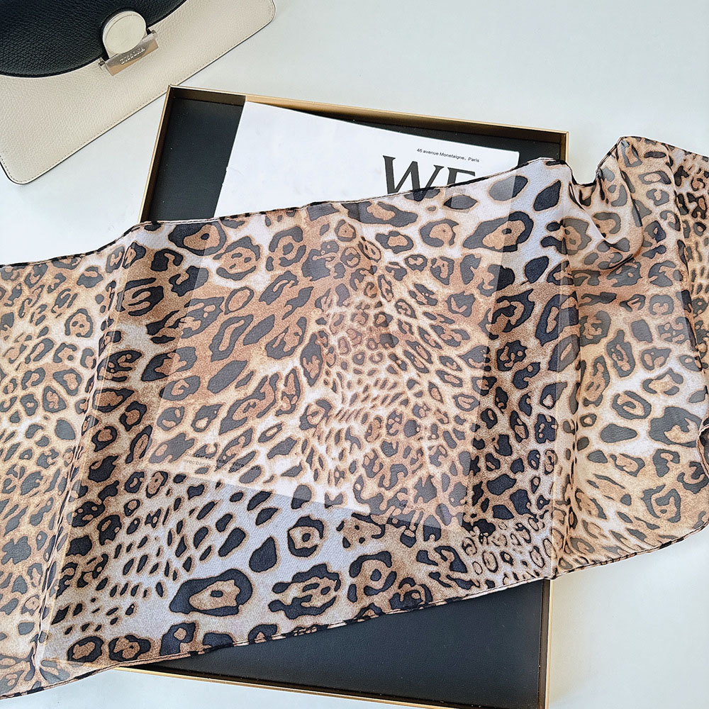 Leopard Small Long Silk Scarf  - Ascot Neck Scarf recension och pris